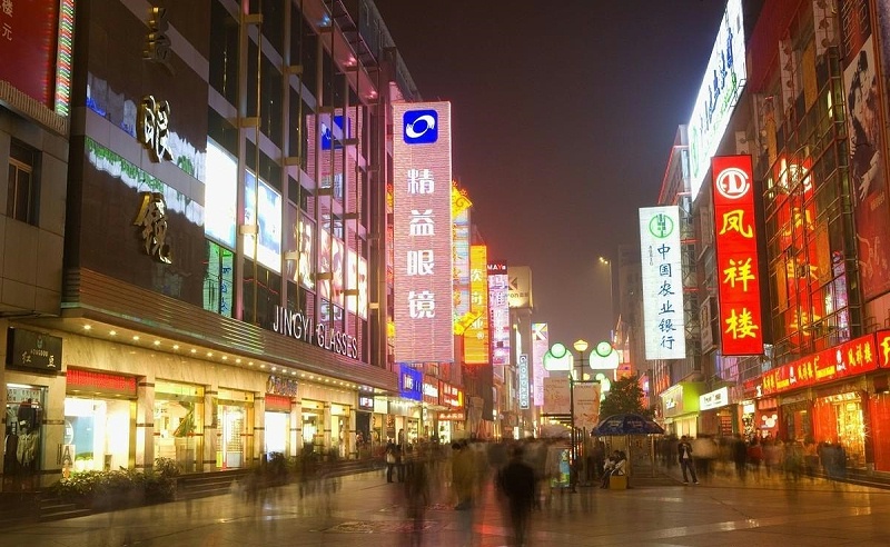 走在街上，發掘商店標牌一模一樣，統一式店鋪廣告牌有須要嗎？7