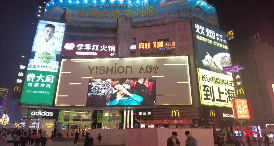 走訪長沙、重慶等地后，我總結出一套亞克力字廣告牌“吸金術”