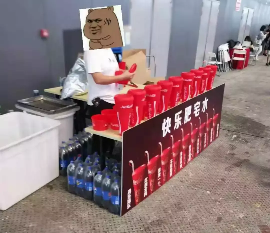 中國路邊的廣告牌匾，我能笑一年27